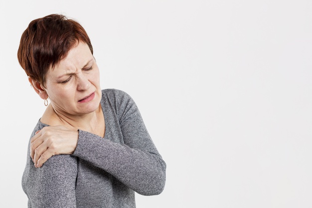 五十肩の痛みに苦しむ高齢女性