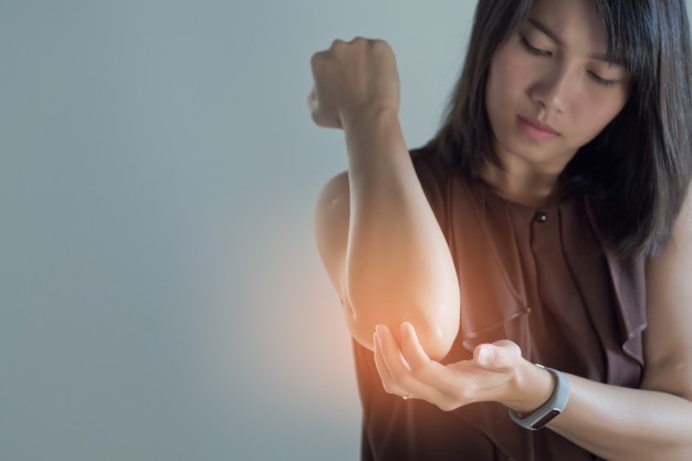 肘が痛い女性