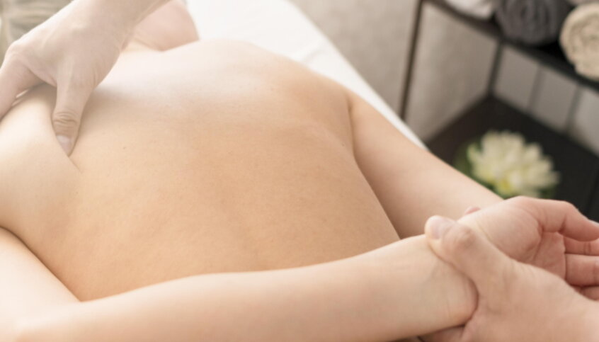 RENEスパ バンコクで日本人施術者が行うリンパマッサージの施術風景