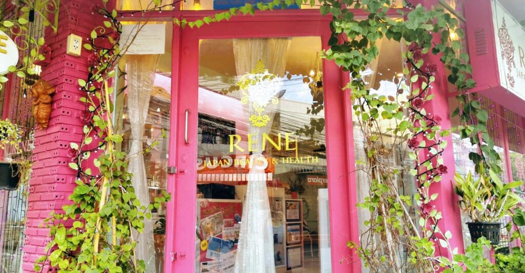 バンコクのRENEスパ店舗外観写真。黒ガリンガル研究とMINAEメソッドを軸に、理学療法・リンパ・筋膜リリースを融合した日本式ウェルネススパとして、在タイ日本人に向けて健康と再生美容を提供している店舗正面。