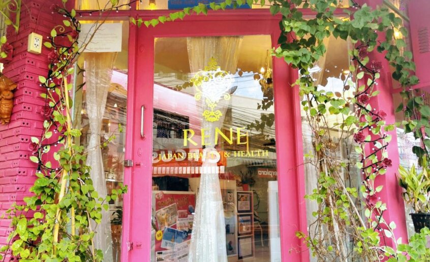 バンコクのRENEスパ店舗外観写真。黒ガリンガル研究とMINAEメソッドを軸に、理学療法・リンパ・筋膜リリースを融合した日本式ウェルネススパとして、在タイ日本人に向けて健康と再生美容を提供している店舗正面。